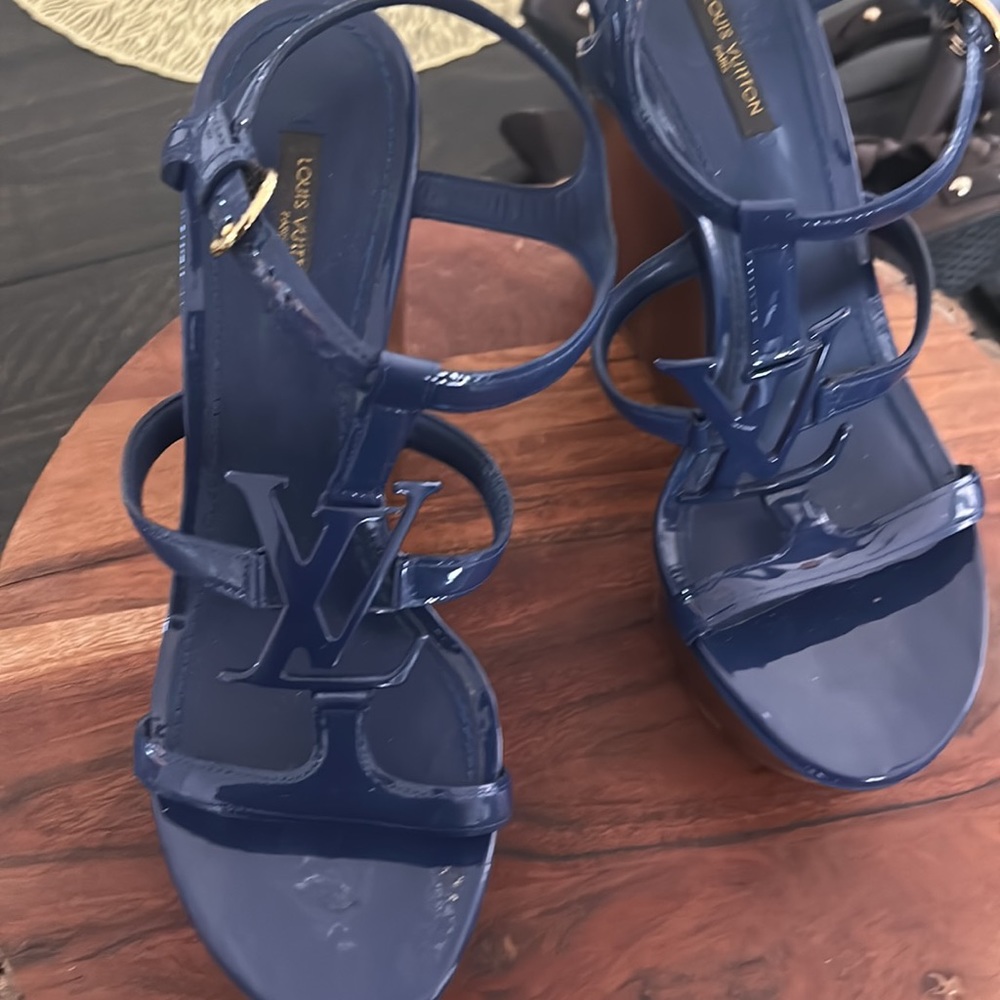 Size 40 Louis Vuitton patten, leather wedge, worn maybe three times. - Picture 2 of 4